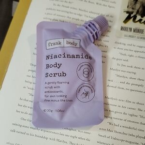 FRANK BODY NIACINAMIDE BODY SCRUB